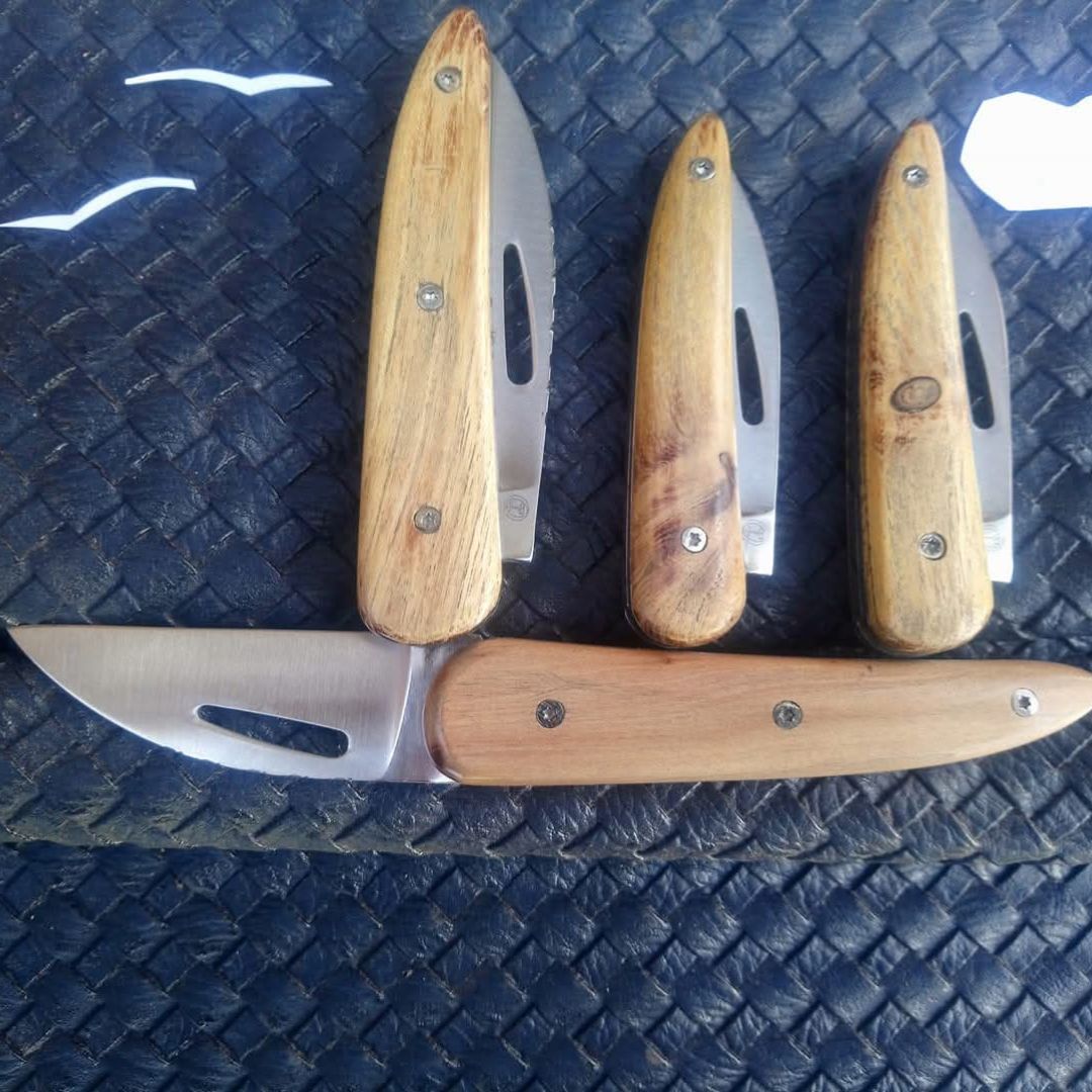 Modèle moyen avec manche en bois